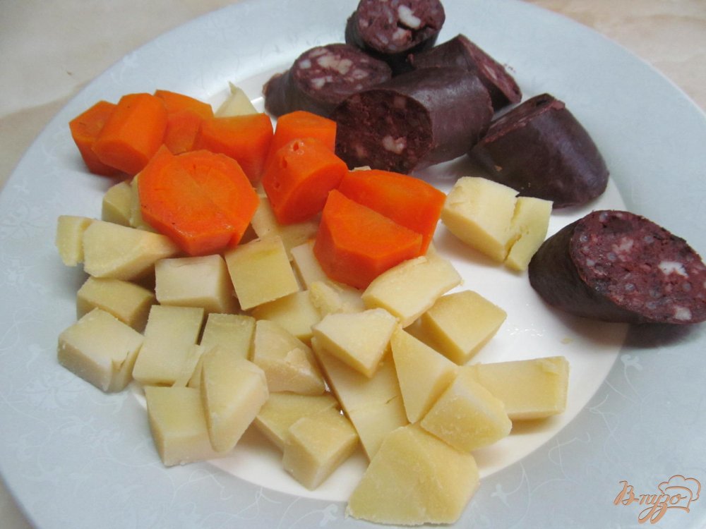 Салат из овощей с яблоком и кровяной колбасой Салат из овощей с яблоком и кровяной колбасой