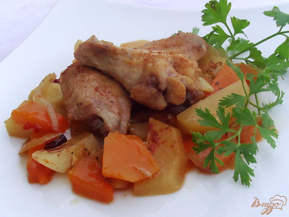 Куриные крылышки, запеченные с картофелем и тыквой Куриные крылышки, запеченные с картофелем и тыквой