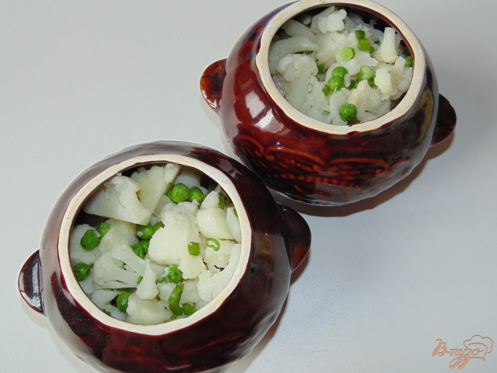 Цветная капуста с зеленым луком и горошком запеченная в горшочках Цветная капуста с зеленым луком и горошком запеченная в горшочках