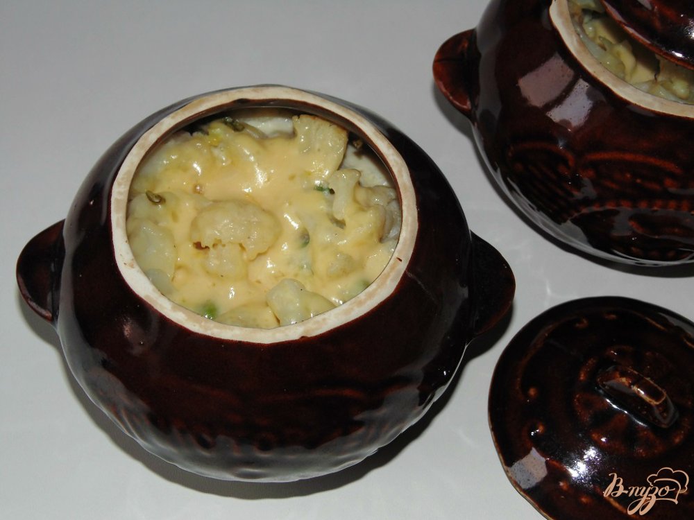Цветная капуста с зеленым луком и горошком запеченная в горшочках Цветная капуста с зеленым луком и горошком запеченная в горшочках