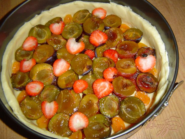 Пирог с клубникой и сливами Пирог с клубникой и сливами