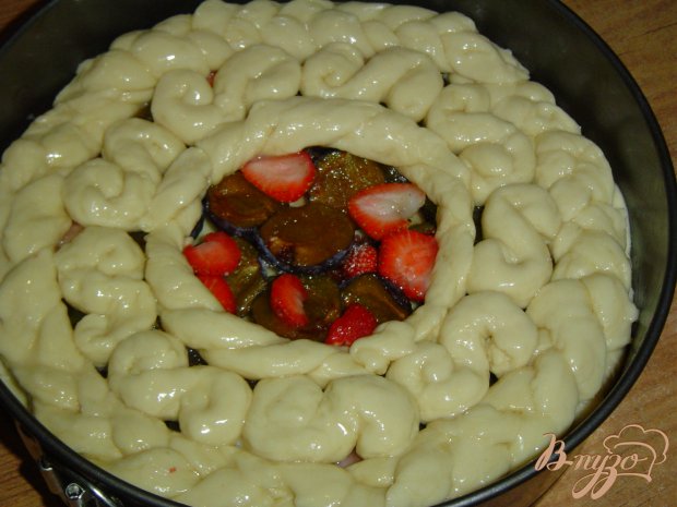 Пирог с клубникой и сливами Пирог с клубникой и сливами