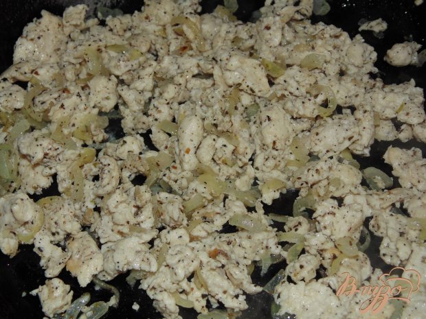 Пирог косичка с куриным мясом, сыром и зеленым горошком Пирог косичка с куриным мясом, сыром и зеленым горошком
