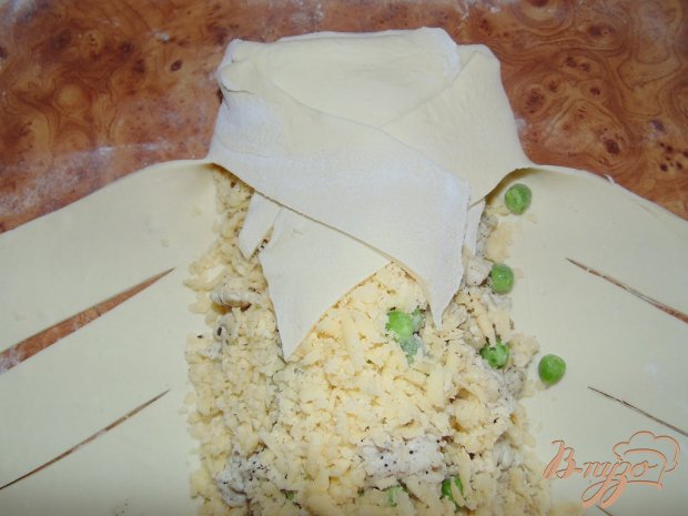 Пирог косичка с куриным мясом, сыром и зеленым горошком Пирог косичка с куриным мясом, сыром и зеленым горошком