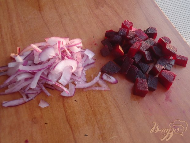 Свекольный салат с копченой колбасой, сыром,маринованными огурцами и кукурузой Свекольный салат с копченой колбасой, сыром,маринованными огурцами и кукурузой