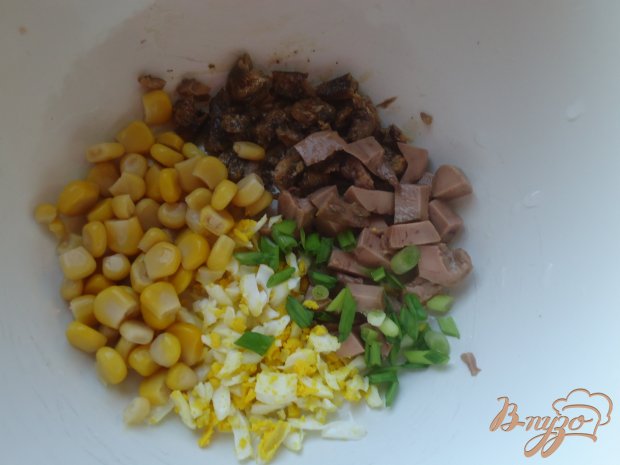 Салат с печенью трески, шпротами, яйцом, кукурузой и зернами граната Салат с печенью трески, шпротами, яйцом, кукурузой и зернами граната