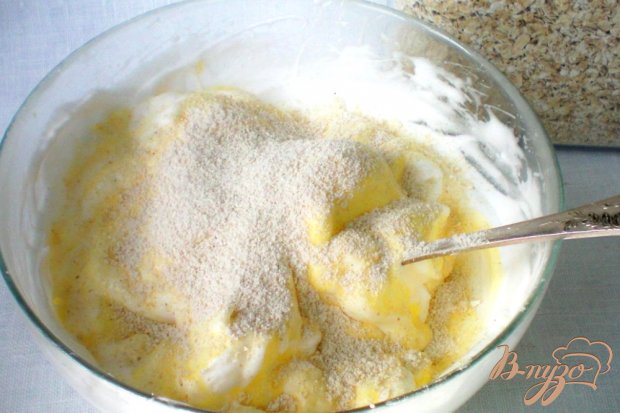 Бисквитный торт на овсяной муке с творожным кремом и орехами Бисквитный торт на овсяной муке с творожным кремом и орехами