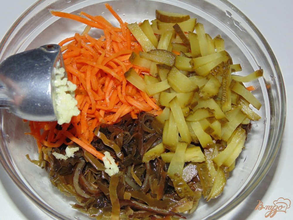 Салат с морковью по-корейски, ламинарией и маринованным огурчиком Салат с морковью по-корейски, ламинарией и маринованным огурчиком