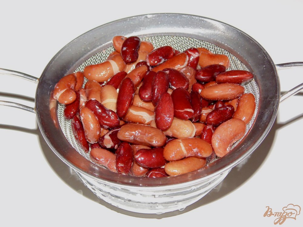 Салат из красной фасоли с копченым сыром и ржаными сухариками Салат из красной фасоли с копченым сыром и ржаными сухариками