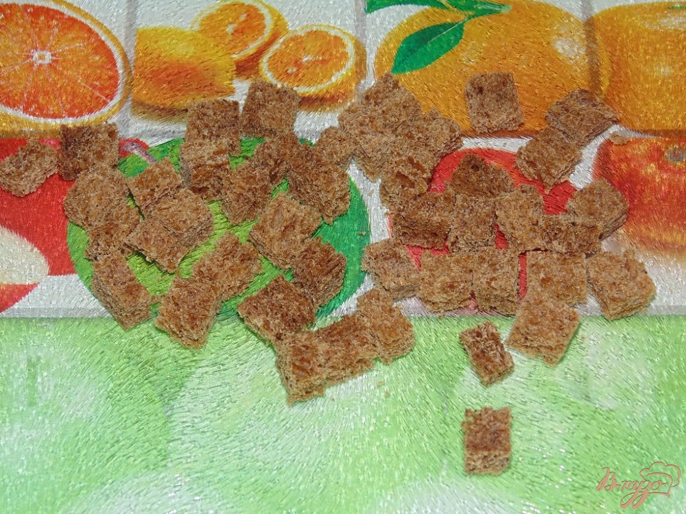 Салат из красной фасоли с копченым сыром и ржаными сухариками Салат из красной фасоли с копченым сыром и ржаными сухариками
