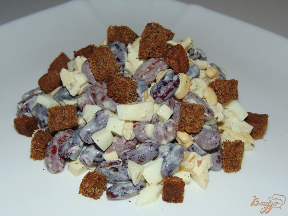 Салат из красной фасоли с копченым сыром и ржаными сухариками Салат из красной фасоли с копченым сыром и ржаными сухариками