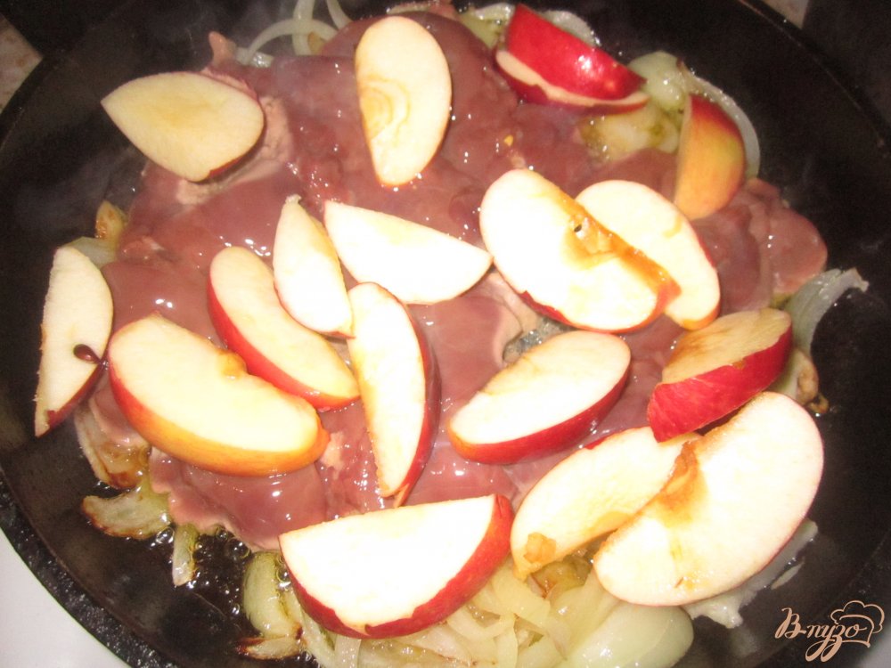 Куриная печень с яблоками и соевом соусе Куриная печень с яблоками и соевом соусе