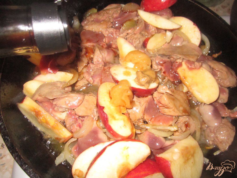 Куриная печень с яблоками и соевом соусе Куриная печень с яблоками и соевом соусе