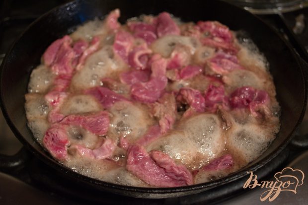 Мясо с яблоками на сковороде Мясо с яблоками на сковороде