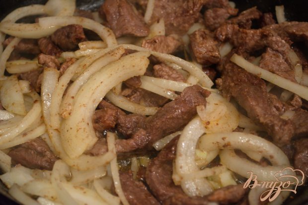 Мясо с яблоками на сковороде Мясо с яблоками на сковороде