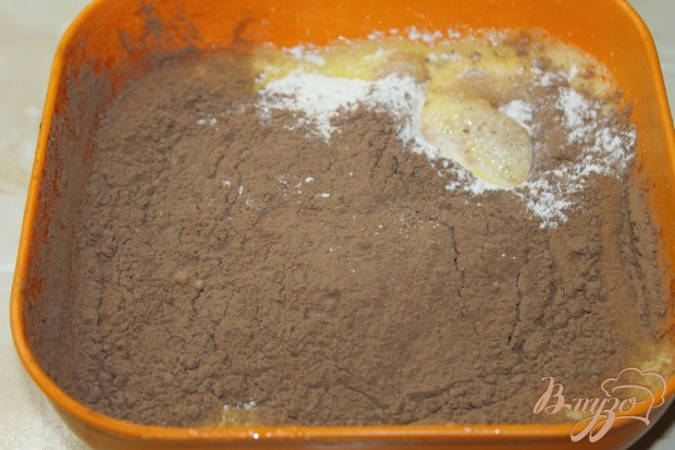 Шоколадный торт с грецкими орехами, сгущенным молоком и шоколадным соусом Шоколадный торт с грецкими орехами, сгущенным молоком и шоколадным соусом