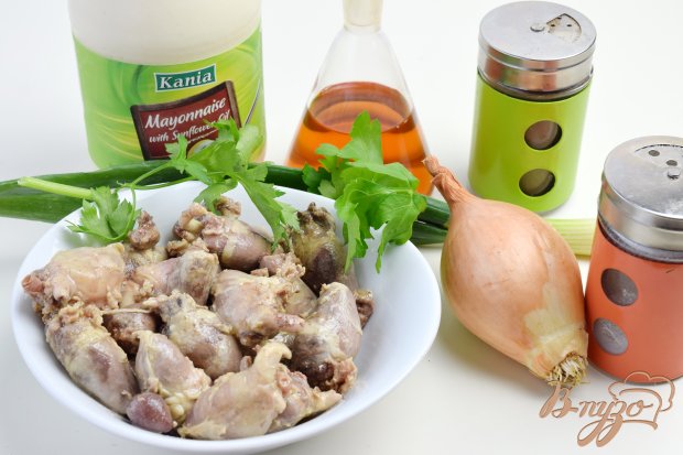 Салат с куриными сердечками и луком Салат с куриными сердечками и луком