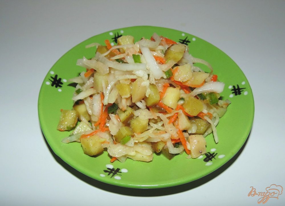 Салат из квашеной капусты с картофелем и маринованным огурцом Салат из квашеной капусты с картофелем и маринованным огурцом
