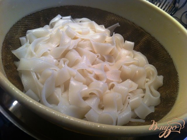 Курица по китайски с овощами и рисовой лапшой Курица по китайски с овощами и рисовой лапшой
