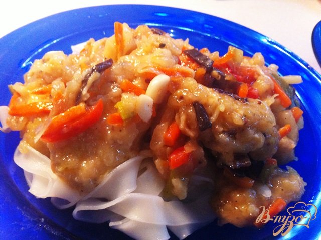 Курица по китайски с овощами и рисовой лапшой Курица по китайски с овощами и рисовой лапшой