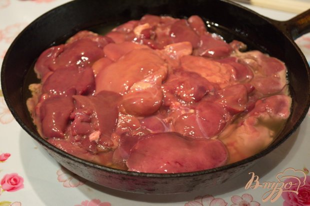 Тушеная куриная печень с луком в сливках Тушеная куриная печень с луком в сливках