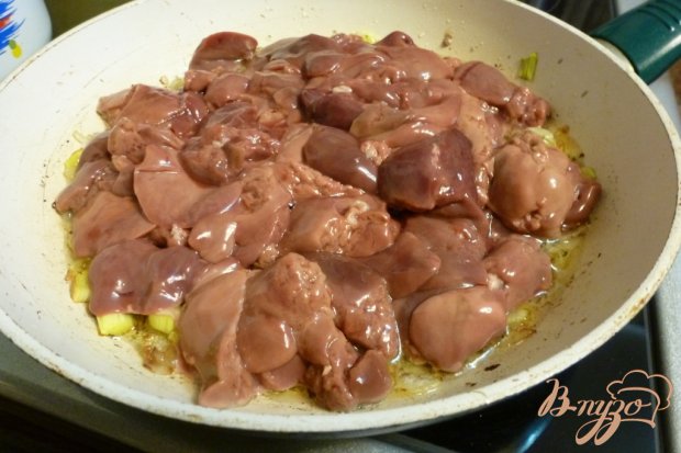 Куриная печень, тушенная с вином и копченной паприкой Куриная печень, тушенная с вином и копченной паприкой