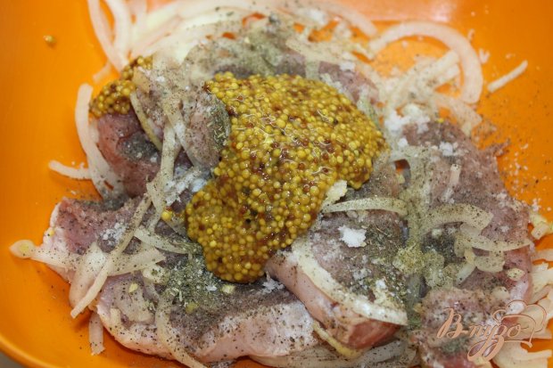 Свинина маринованная с горчицей в зернах и луком Свинина маринованная с горчицей в зернах и луком