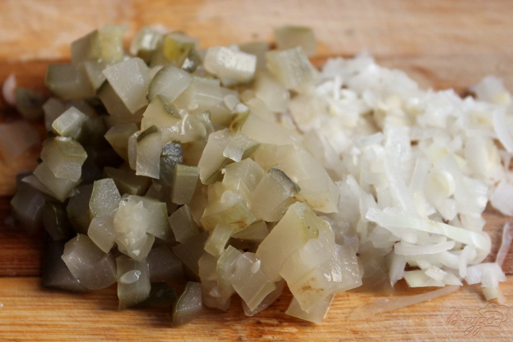 Слоеный салат из картофеля, моркови, соленого огурца и яиц. Слоеный салат из картофеля, моркови, соленого огурца и яиц.