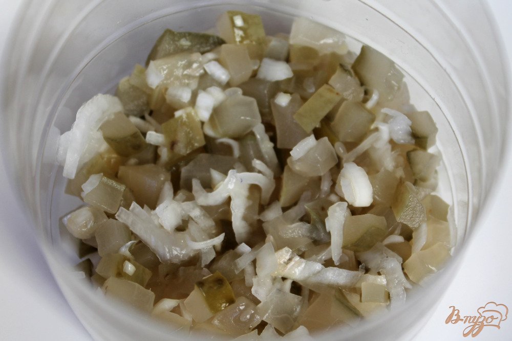 Слоеный салат из картофеля, моркови, соленого огурца и яиц. Слоеный салат из картофеля, моркови, соленого огурца и яиц.
