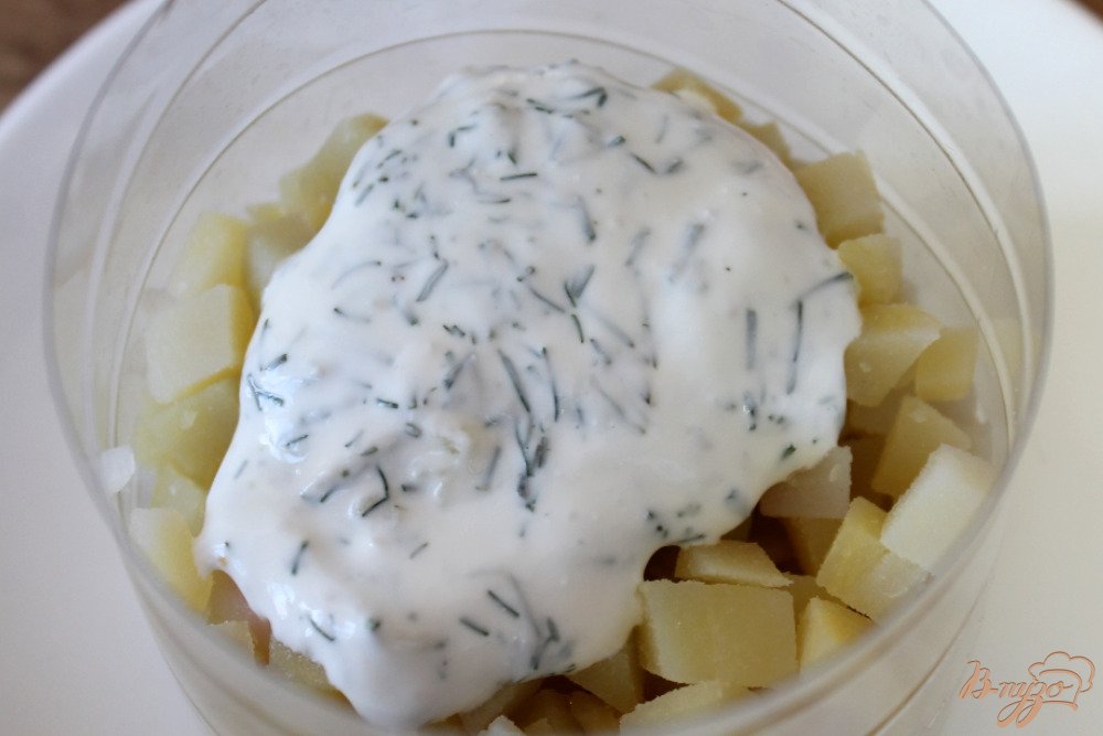 Слоеный салат из картофеля, моркови, соленого огурца и яиц. Слоеный салат из картофеля, моркови, соленого огурца и яиц.