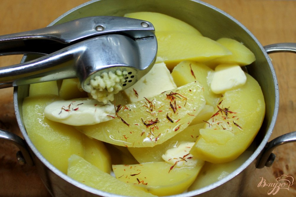Картофельное пюре с чесноком и шафраном Картофельное пюре с чесноком и шафраном