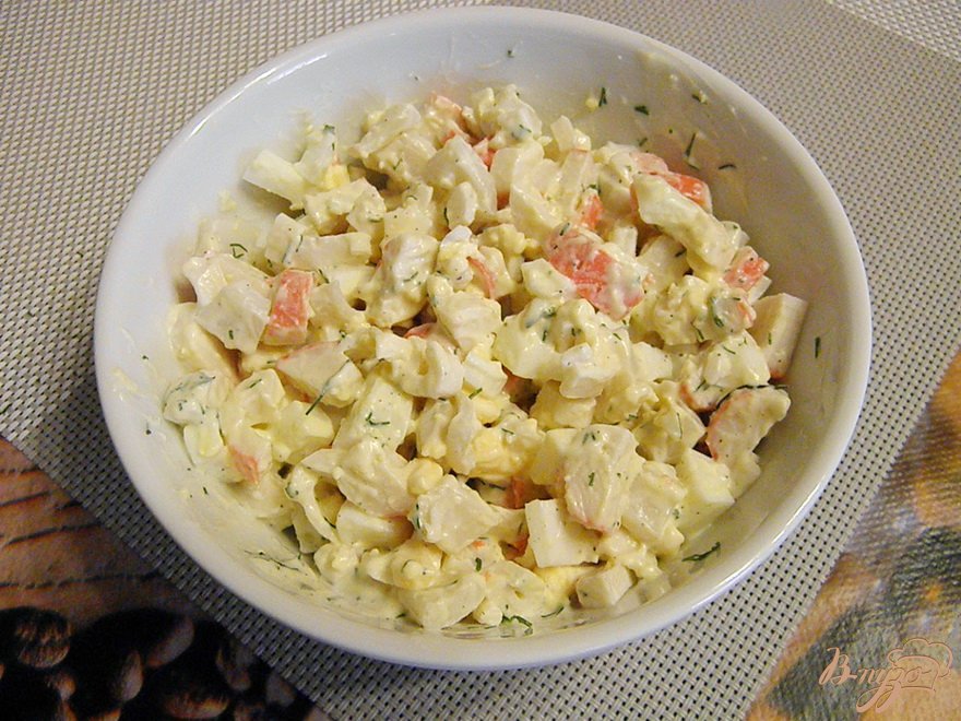 Салат с кальмаром и крабовыми палочками Салат с кальмаром и крабовыми палочками
