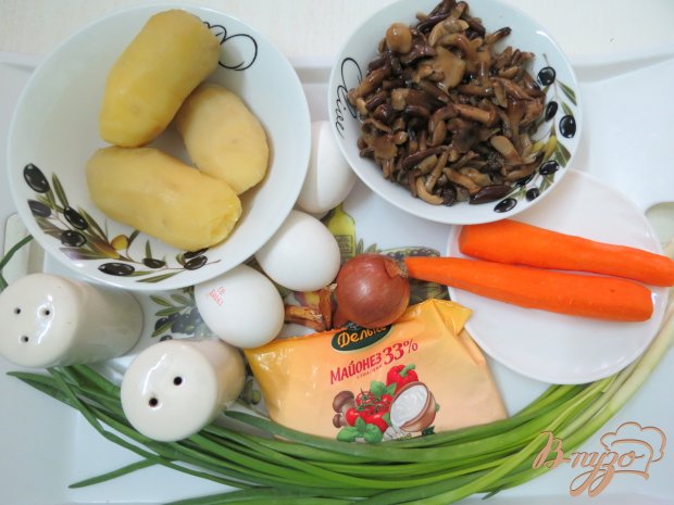 Салат с маринованными опятами Салат с маринованными опятами
