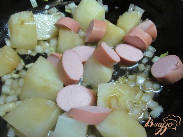 Теплый картофельный салат с сосисками и маринованной свеклой Теплый картофельный салат с сосисками и маринованной свеклой