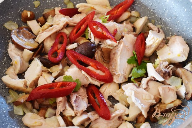 Подлива с курицей и шампиньонами Подлива с курицей и шампиньонами