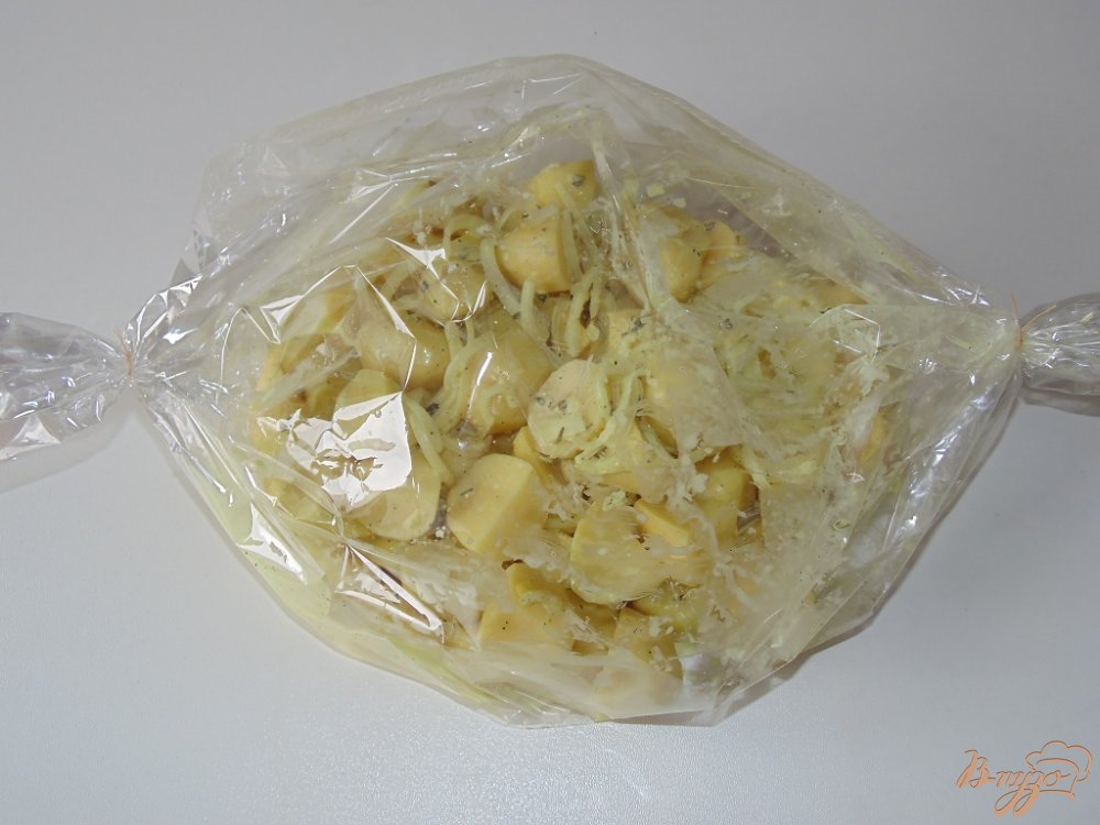 Картофель запеченный со сметаной и луком в рукаве Картофель запеченный со сметаной и луком в рукаве