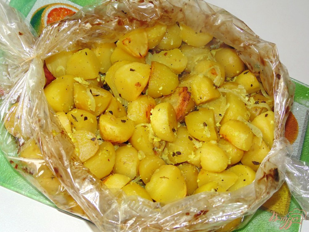 Картофель запеченный со сметаной и луком в рукаве Картофель запеченный со сметаной и луком в рукаве