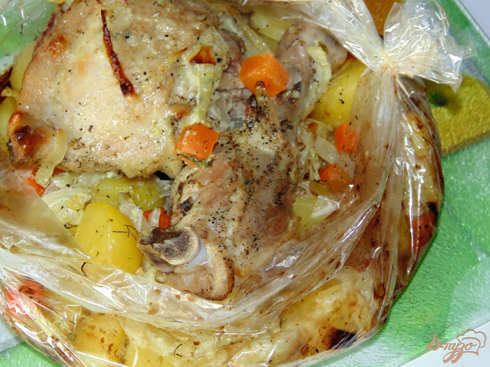 Куриный окорочок с овощами запеченный в рукаве Куриный окорочок с овощами запеченный в рукаве