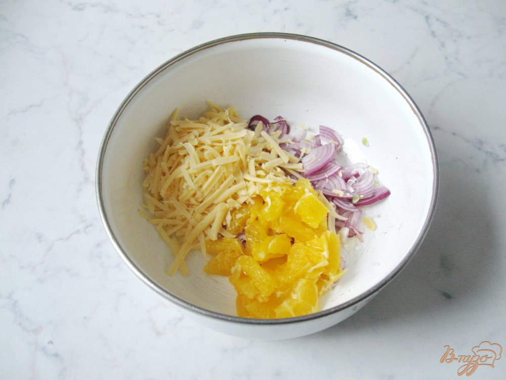 Апельсиновый салат с яблоком, сыром и красным луком Апельсиновый салат с яблоком, сыром и красным луком