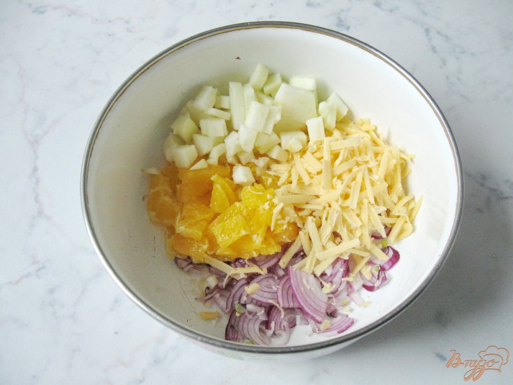 Апельсиновый салат с яблоком, сыром и красным луком Апельсиновый салат с яблоком, сыром и красным луком