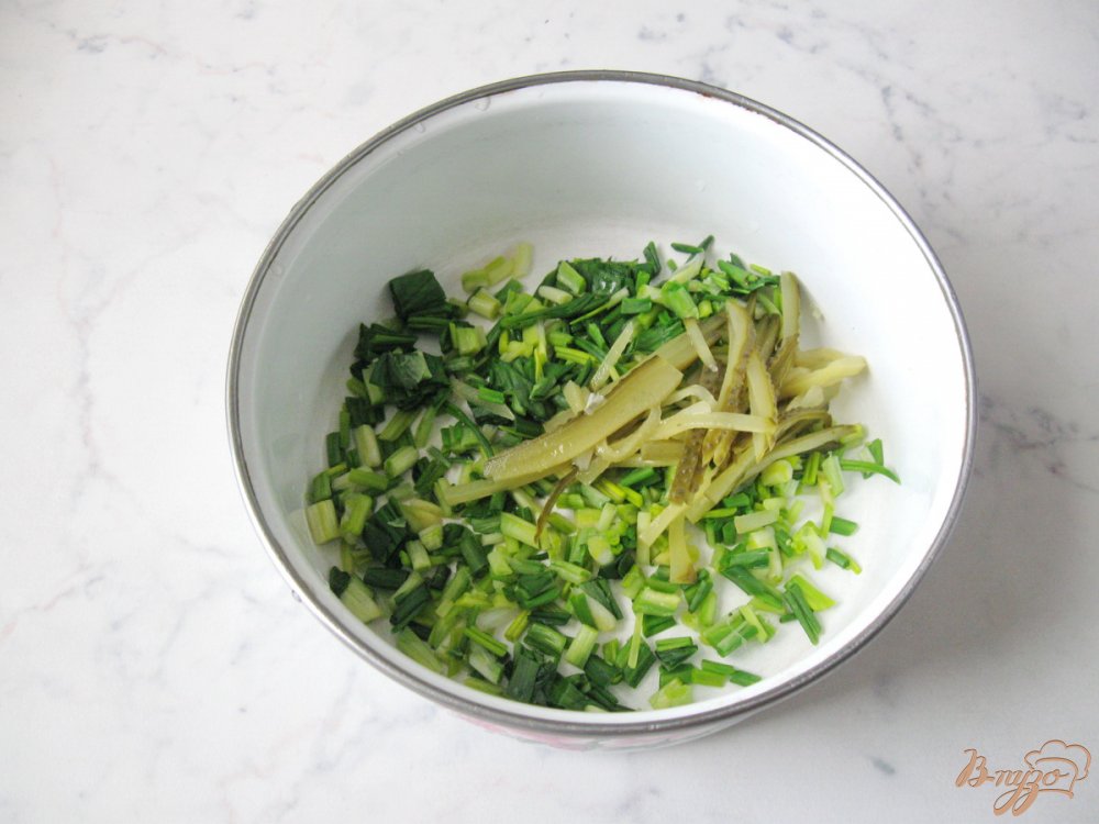 Салат с курицей, маринованными грибами и черемшой Салат с курицей, маринованными грибами и черемшой