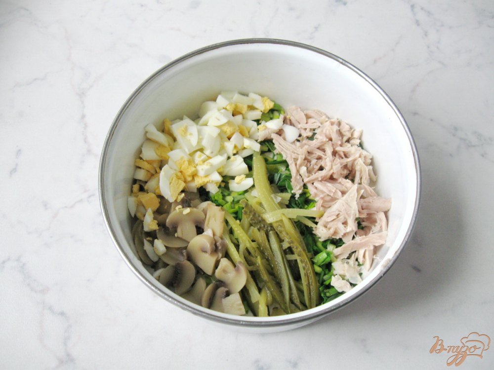 Салат с курицей, маринованными грибами и черемшой Салат с курицей, маринованными грибами и черемшой