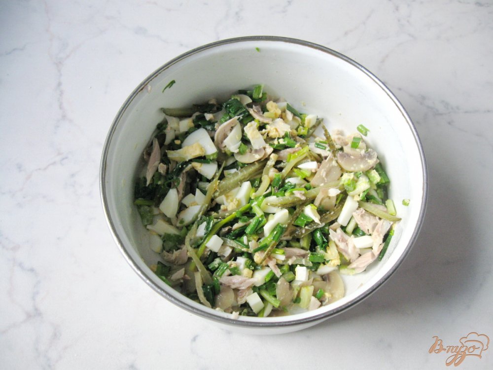 Салат с курицей, маринованными грибами и черемшой Салат с курицей, маринованными грибами и черемшой