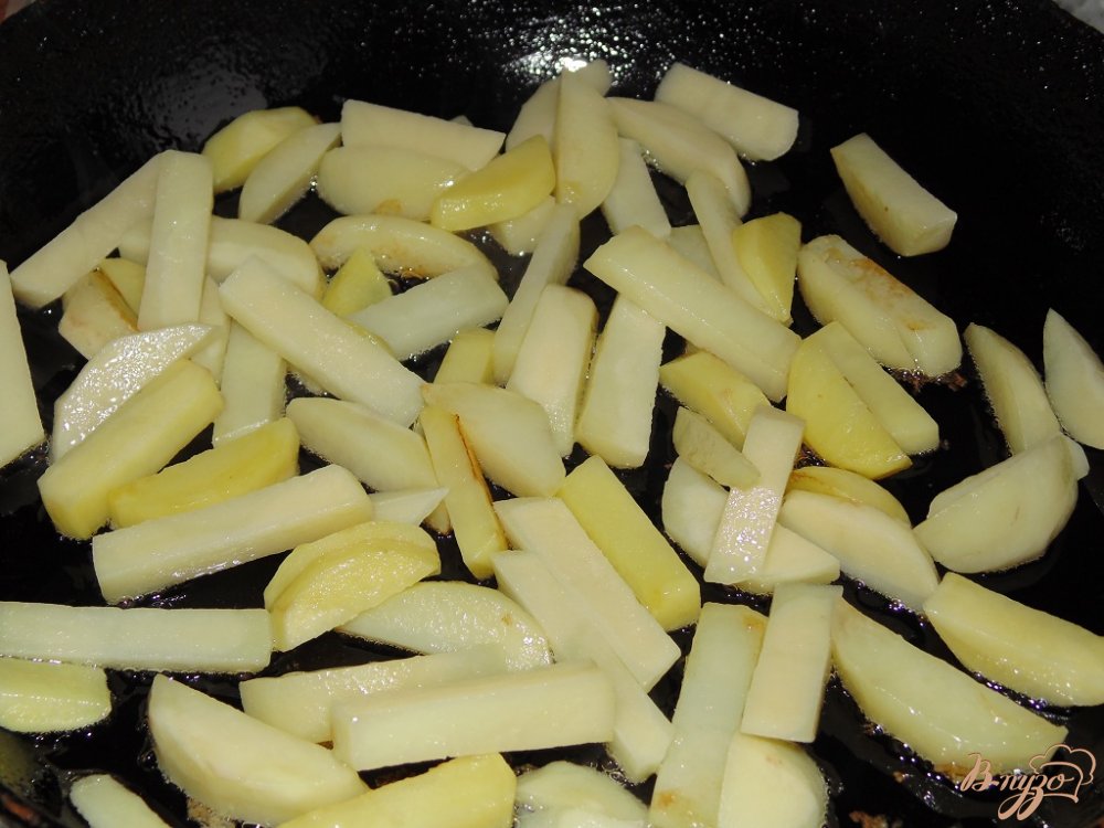Жареный картофель с шампиньонами и луком Жареный картофель с шампиньонами и луком