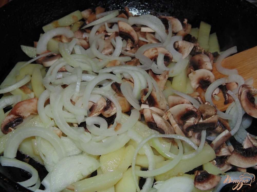 Жареный картофель с шампиньонами и луком Жареный картофель с шампиньонами и луком