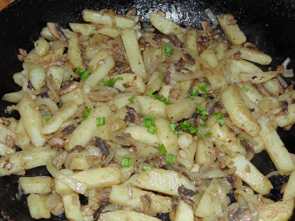 Жареный картофель с шампиньонами и луком Жареный картофель с шампиньонами и луком