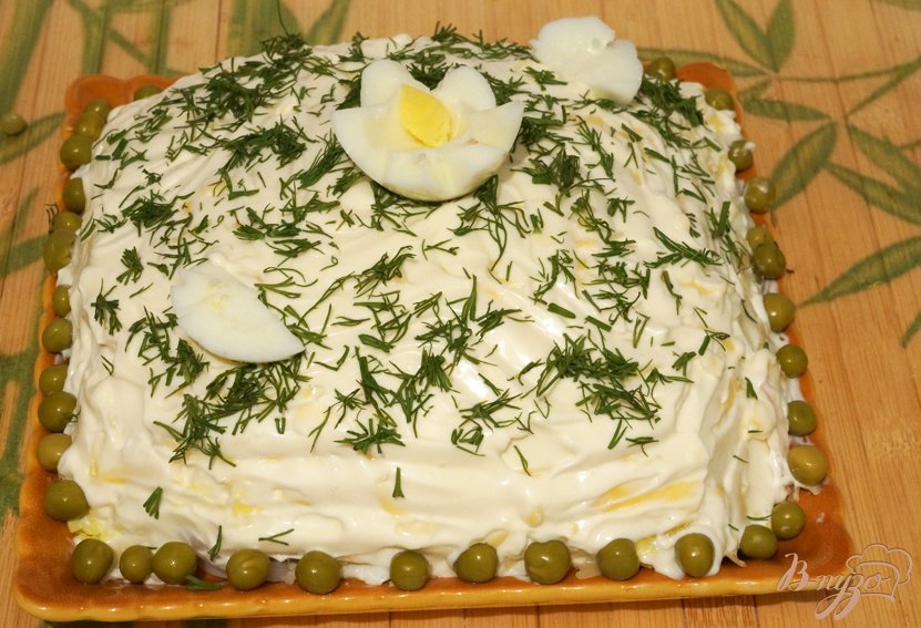 Слоеный салат с кальмаром Слоеный салат с кальмаром