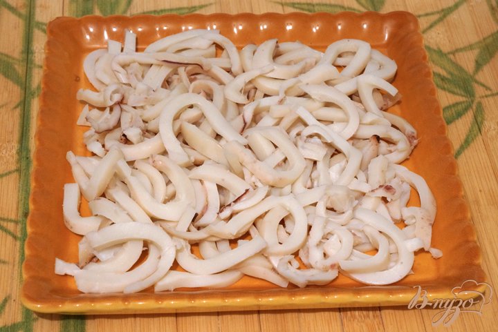 Слоеный салат с кальмаром Слоеный салат с кальмаром