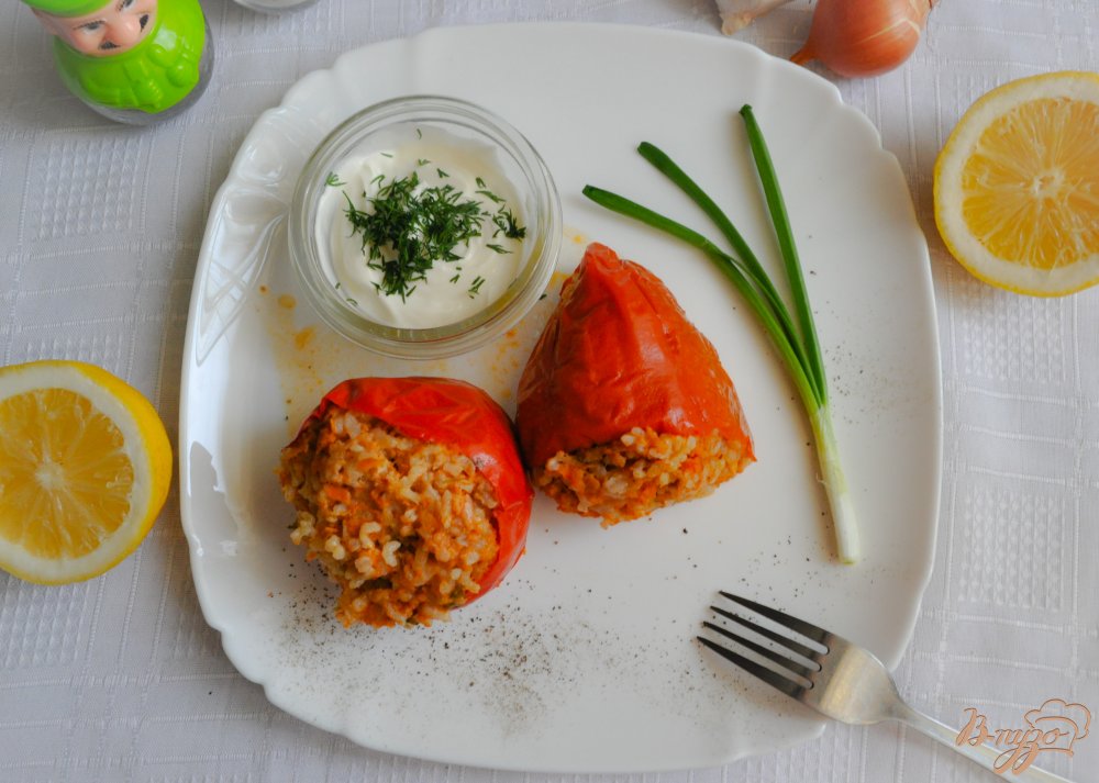 Фаршированные перцы с зеленью и чесночным соусом Фаршированные перцы с зеленью и чесночным соусом