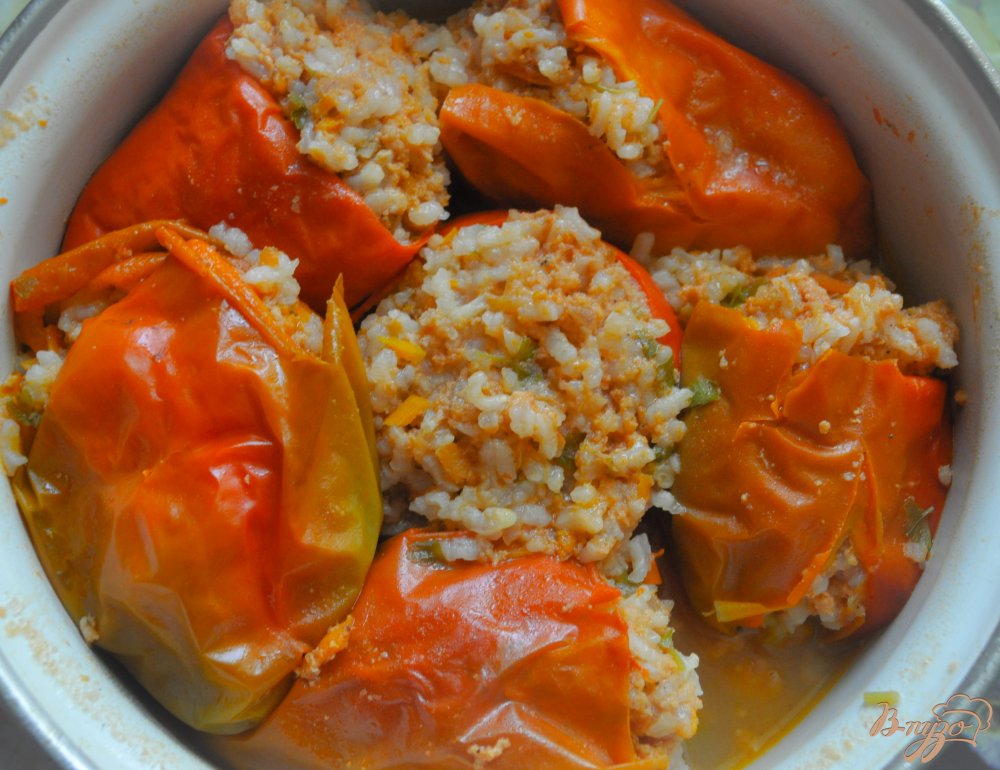 Фаршированные перцы с зеленью и чесночным соусом Фаршированные перцы с зеленью и чесночным соусом